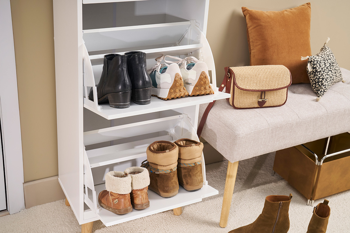 Weies Schuhregal MITRAA mit Schuhen, vergrerte Ansicht.
