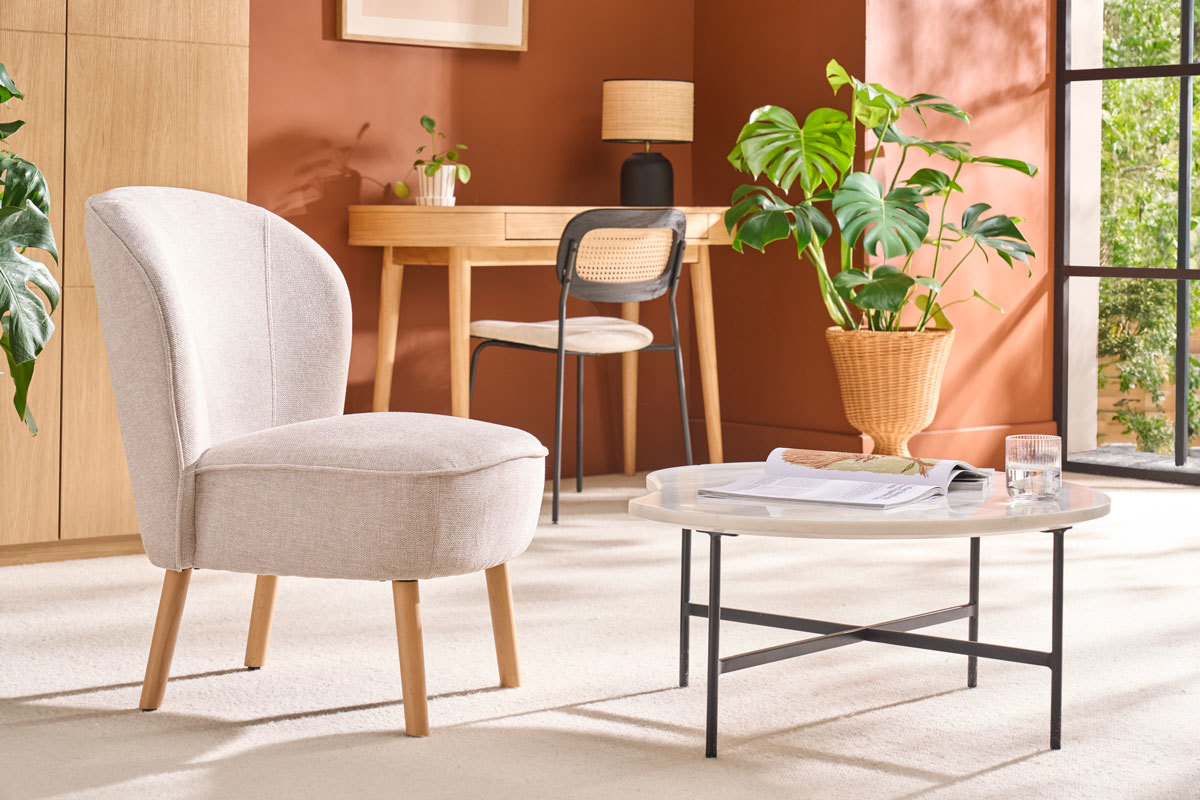 Skandinavischer Sessel aus beigem Textur-Veloursstoff und hellem Holz AMANITA