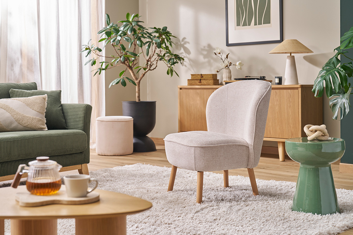 Skandinavischer Sessel aus beigem Textur-Veloursstoff und hellem Holz AMANITA