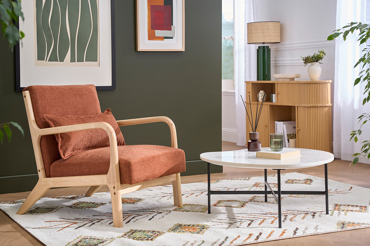 Skandinavischer Sessel aus gebranntem Stoff mit Kissen, helles Holz, 3/4 Ansicht.
