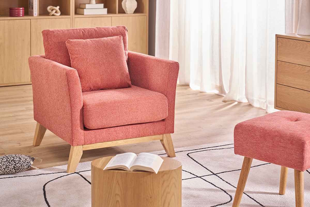 Skandinavischer Sessel OSLO in Terrakotta samtiger Stoff mit Kissen, Ansicht von der Seite, helles Holz, helles Wohnzimmer.
