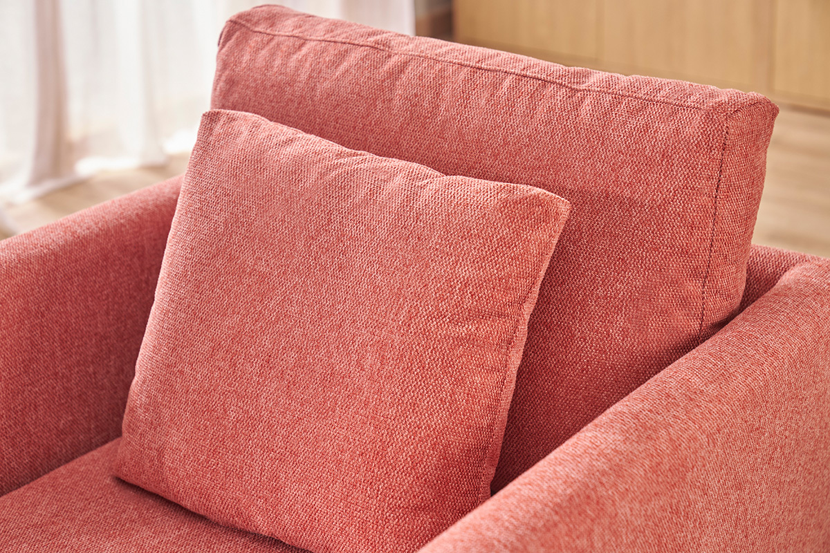 Nahaufnahme der R�ckenlehne und des Kissens des terrakottafarbenen skandinavischen Sessels mit Samteffekt-Stoff.