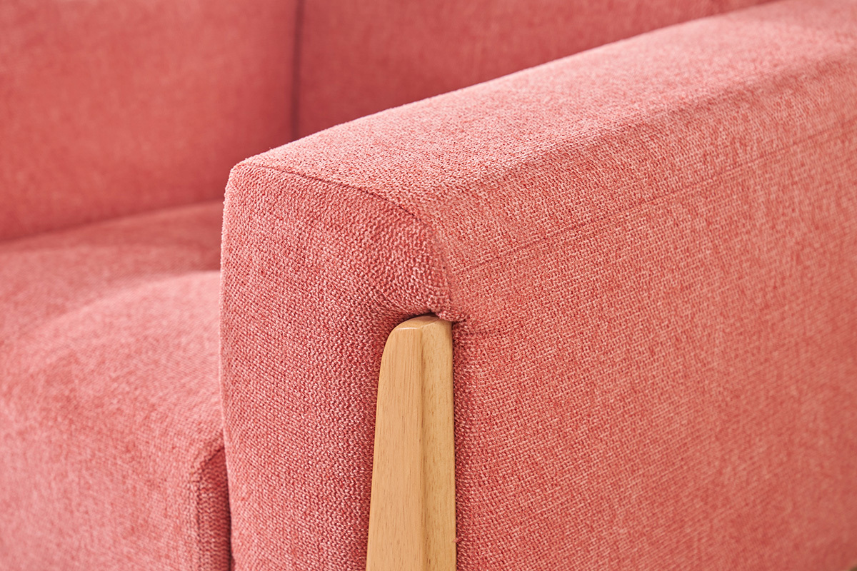 Armlehne des skandinavischen Sessels aus Terrakotta-Stoff mit hellem Holz.