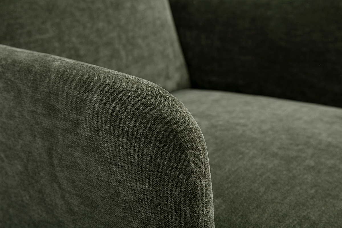 Nahaufnahme des kaki-gr�nen Samteffektstoffes des skandinavischen Sessels ISKO.