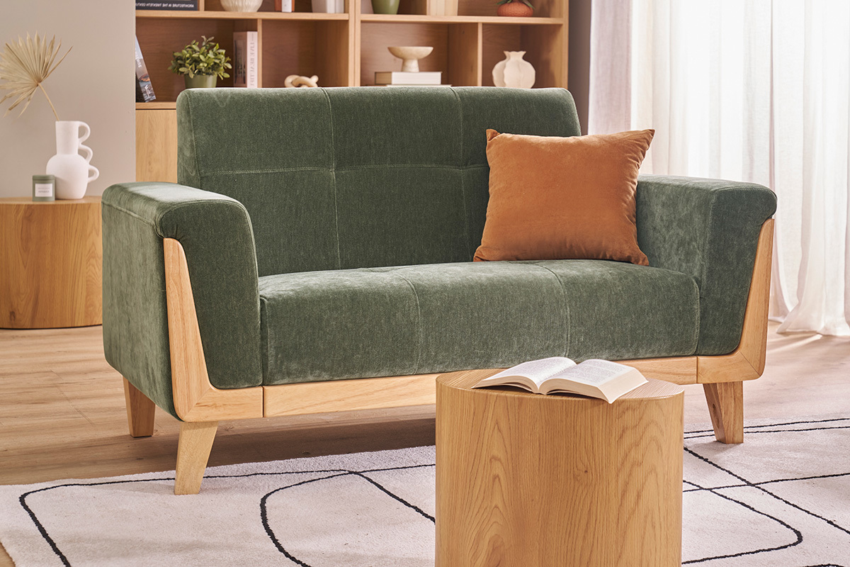 Skandinavisches 2-Sitzer Sofa aus gr�nem Stoff mit Holzstruktur, braunes Kissen, Frontansicht.