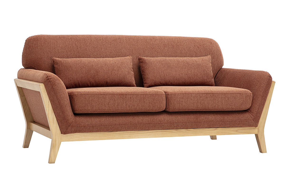 Skandinavisches 2-Sitzer-Sofa aus Stoff mit strukturierter Samtoptik in gebranntem Erdton und hellem Holz, 3/4-Ansicht.
