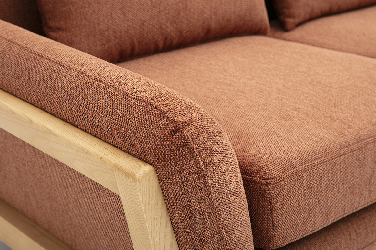 Skandinavisches 2-Sitzer-Sofa aus Stoff in strukturierter Samtoptik, erdiger Terrakotta und hellem Holz YOKO