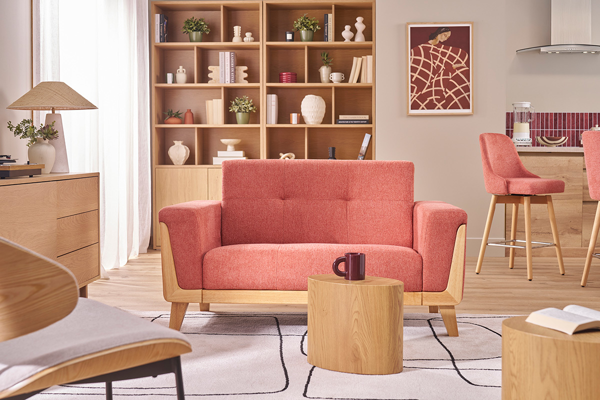 Skandinavisches 2-Sitzer-Sofa aus Stoff, Frontalansicht, mit Holztisch.