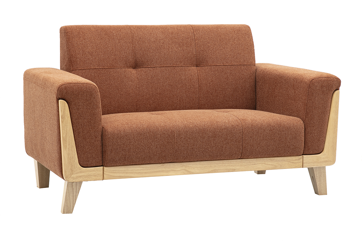 Skandinavisches 2-Sitzer-Sofa aus Stoff in strukturierter Samtoptik, erdbeerroter Farbe und hellem Holz, 3/4-Ansicht.