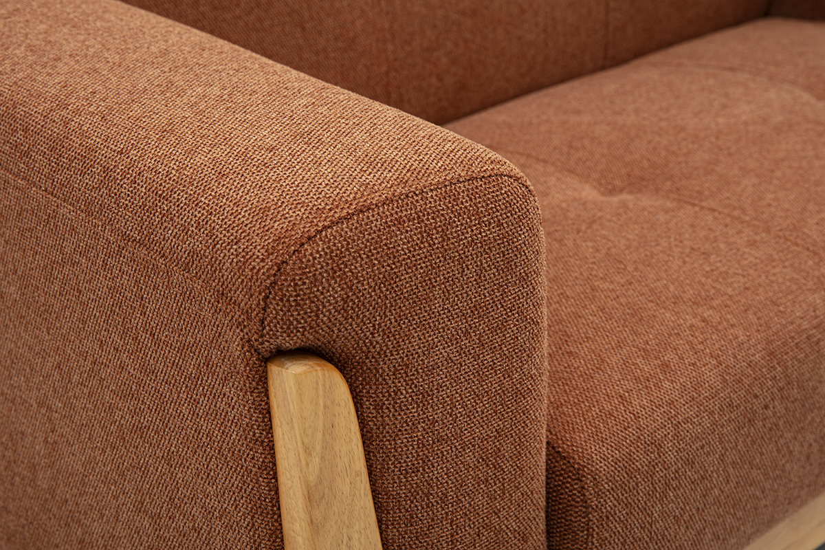 Detail des skandinavischen 2-Sitzer-Sofas aus Stoff in Samtoptik in gebrannter Erde und hellem Holz