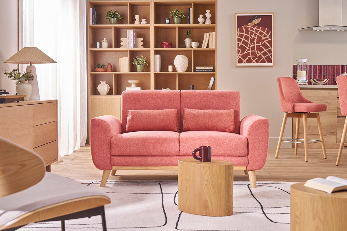 Skandinavisches 2-Sitzer Sofa Terrakotta mit Kissen, helle Holzbeine, Frontansicht in einem modernen Wohnzimmer.