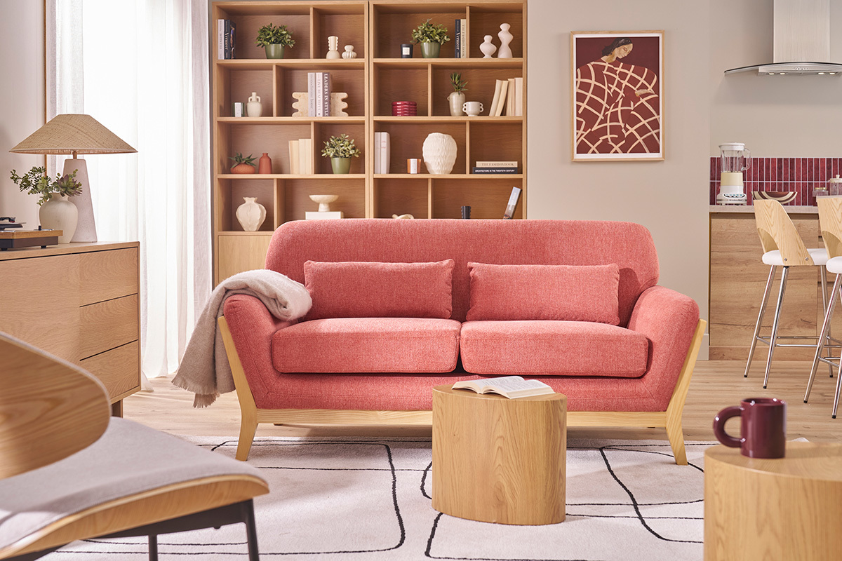Skandinavisches Sofa mit 2 Pl�tzen in Terrakotta, Kissen, Holztisch, modernes Interieur.