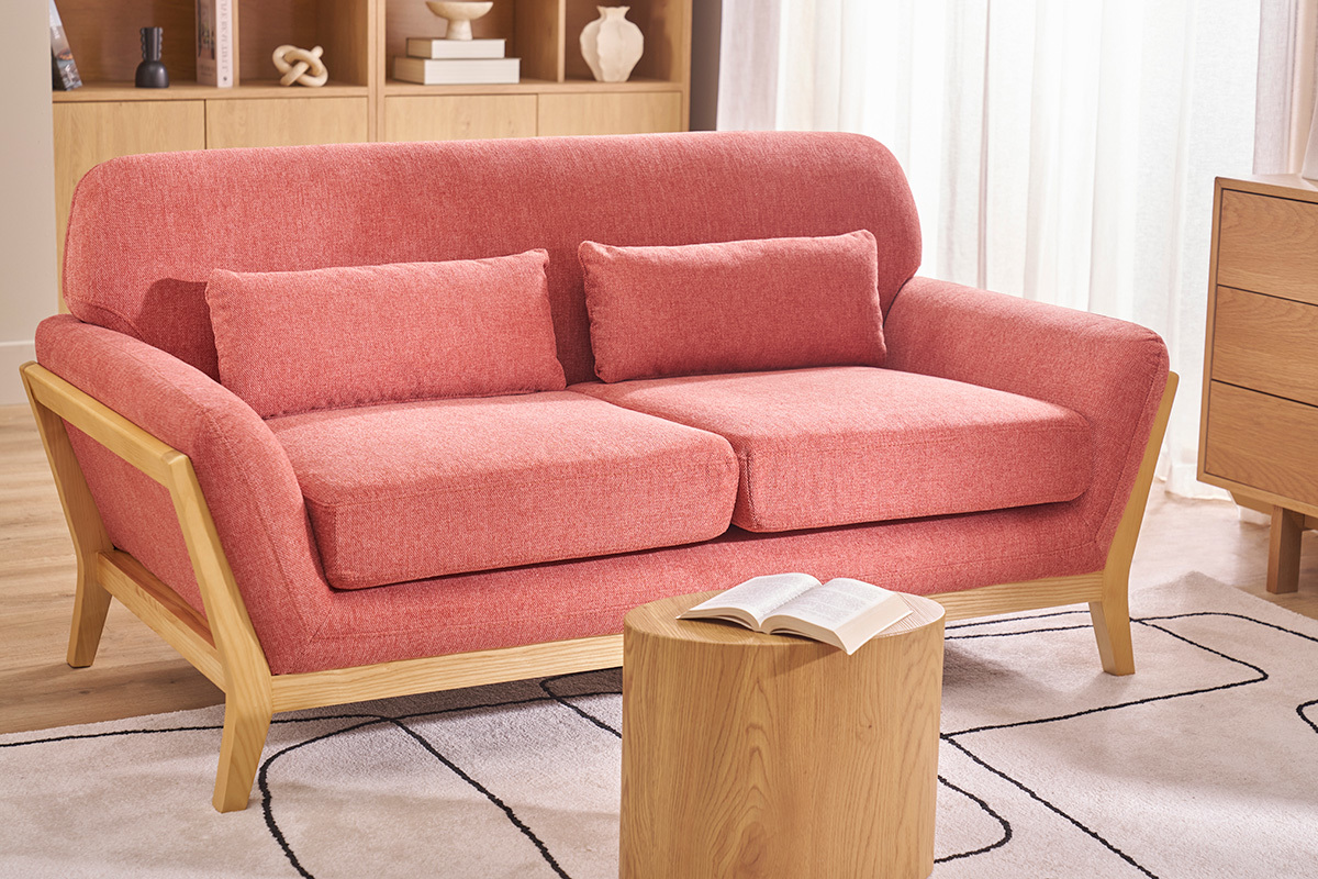 Skandinavisches Sofa f�r 2 Personen in Terrakotta und hellem Holz mit Kissen, niedriger Holztisch, Frontansicht.