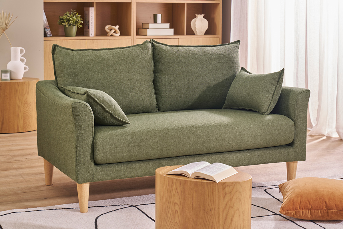 Zweier skandinavisches Sofa in Khakigr�n mit hellen Holzbeinen, ausgestellten Armlehnen, Kissen auf der R�ckseite.