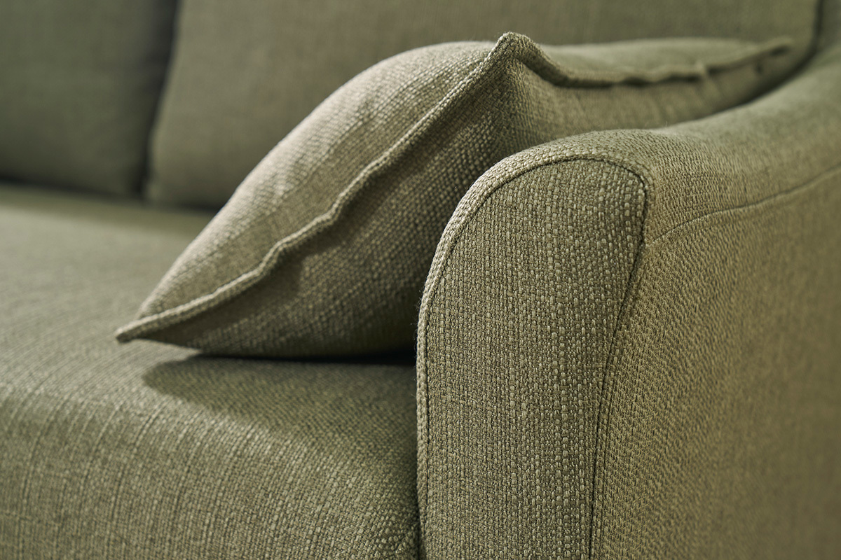 Detail einer Armlehne des skandinavischen 2-Sitzer-Sofas in khakigr�nem Stoff KATE.