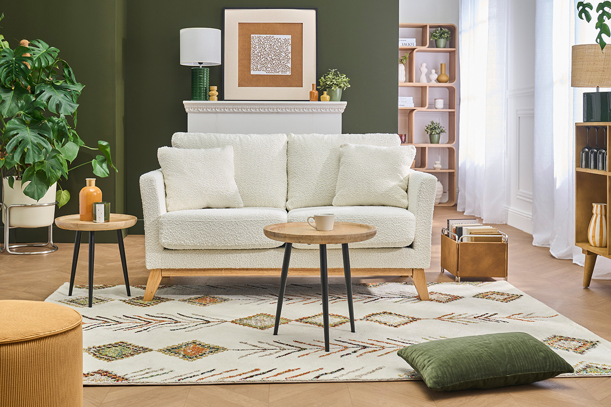 Skandinavisches Sofa mit abnehmbarem Bezug f�r 2 Personen aus Boucl�-Stoff in Off-White, frontal in einem Wohnzimmer.