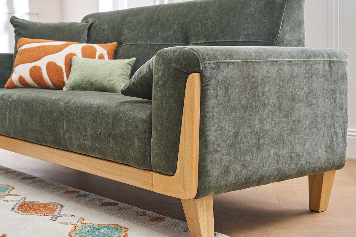 Skandinavisches 3-Sitzer-Sofa aus grnem khakifarbenem Samtstoff und hellem Holz FJORD
