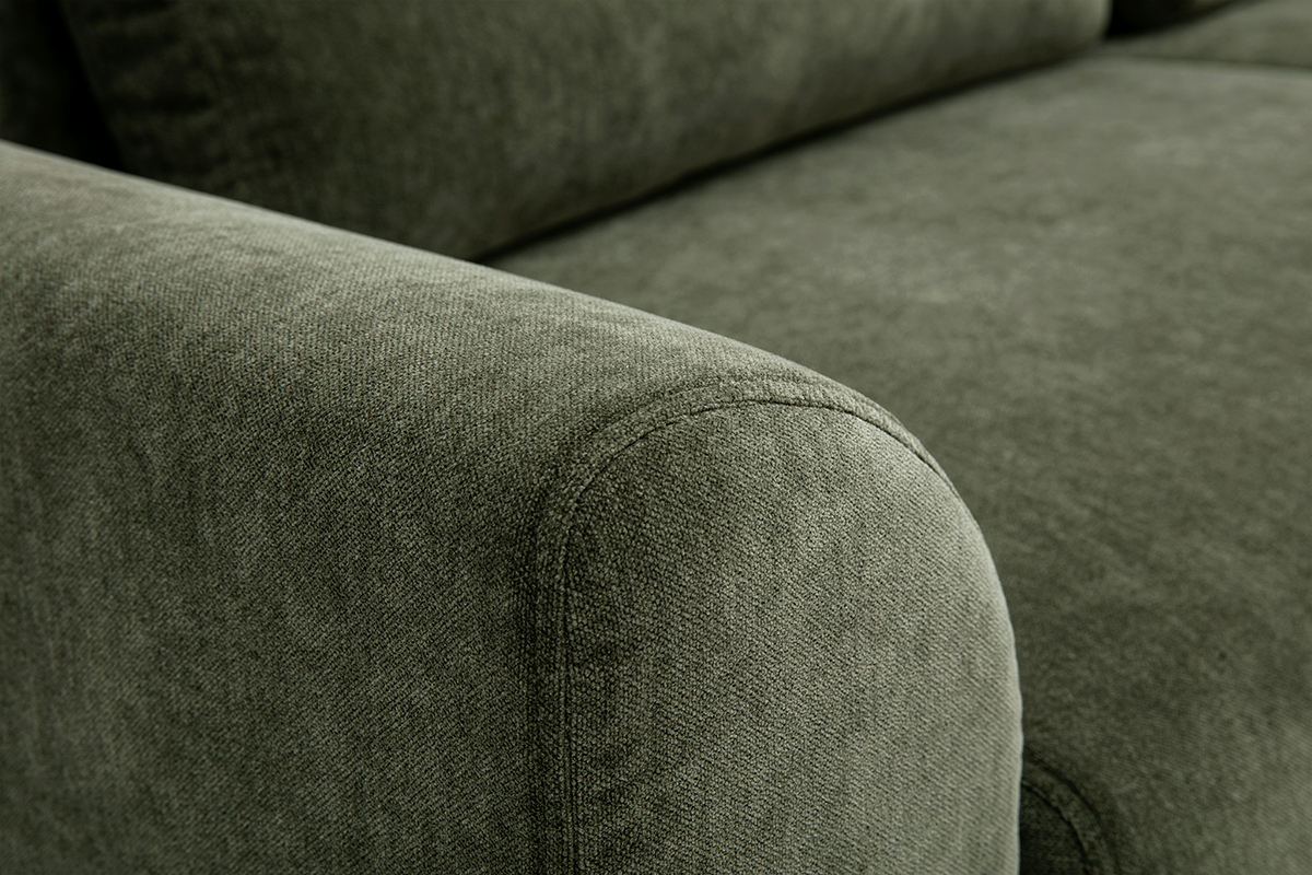 Zoom auf die Armlehne des skandinavischen 3-Sitzer-Sofas aus Stoff mit samt�hnlicher Optik in Khaki-Gr�n