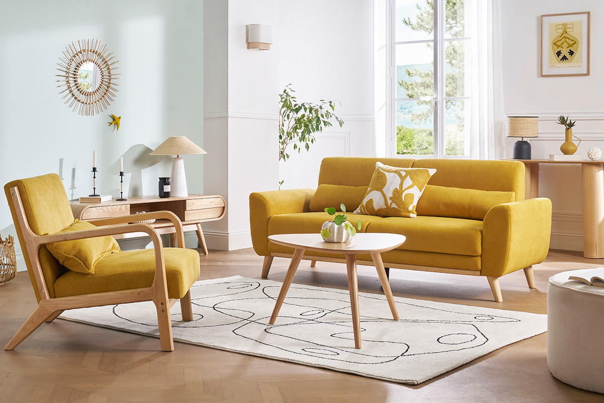 Skandinavisches 3-Sitzer-Sofa aus gelbem Stoff und dunklem Holz in einem modernen Wohnzimmer mit anderen M�beln.