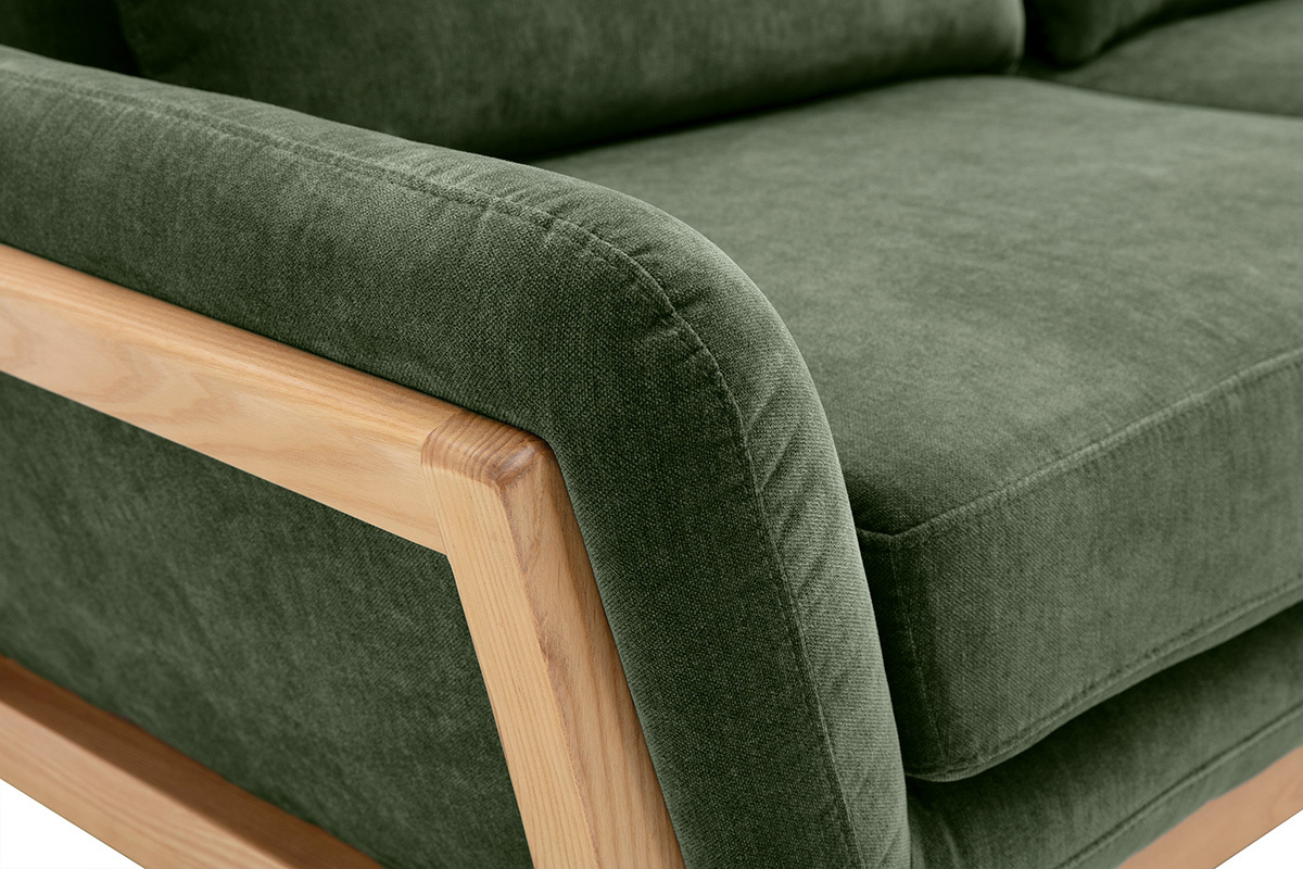 Skandinavisches 3-Sitzer-Sofa aus gr�n-khaki Samtstoff mit heller Holzstruktur, Nahaufnahme.