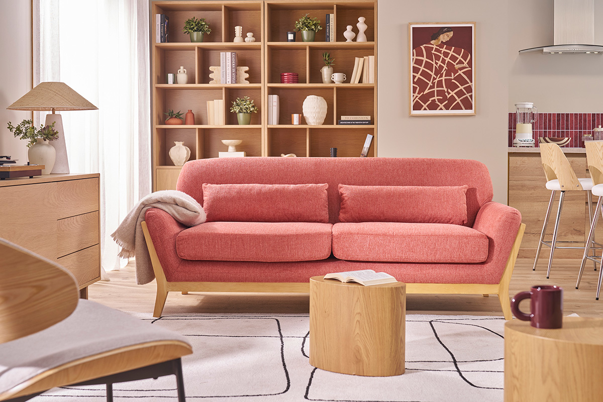 Scandinavisches 3-Sitzer-Sofa aus Terrakotta-Stoff und hellem Holz YOKO, Vorderansicht in einem modernen Wohnzimmer.