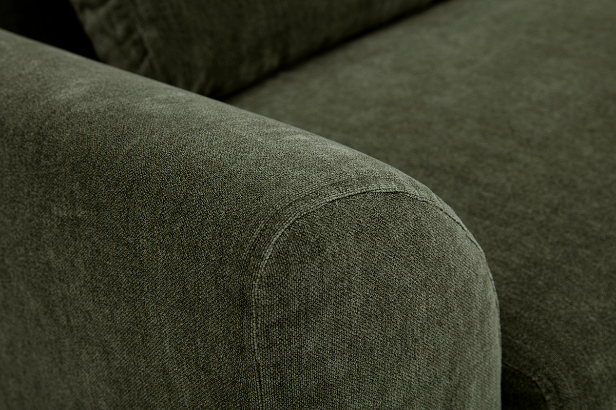 Detail des Arms einer skandinavischen 3-Sitzer-Couch aus gr�nem khakifarbenem Stoff mit strukturierter Samtoptik