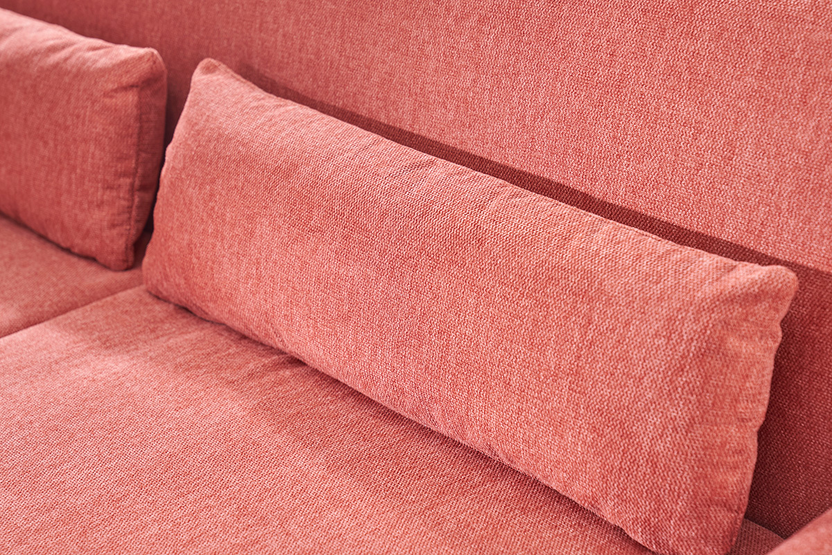 Nahaufnahme der Kissen des YOKO-Sofas in terrakottafarbenem Textur-Samtstoff.