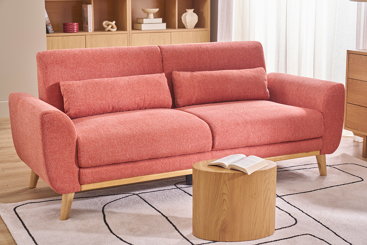 Skandinavisches 3-Sitzer-Sofa in Terrakotta aus Samtstoff, Frontalansicht.