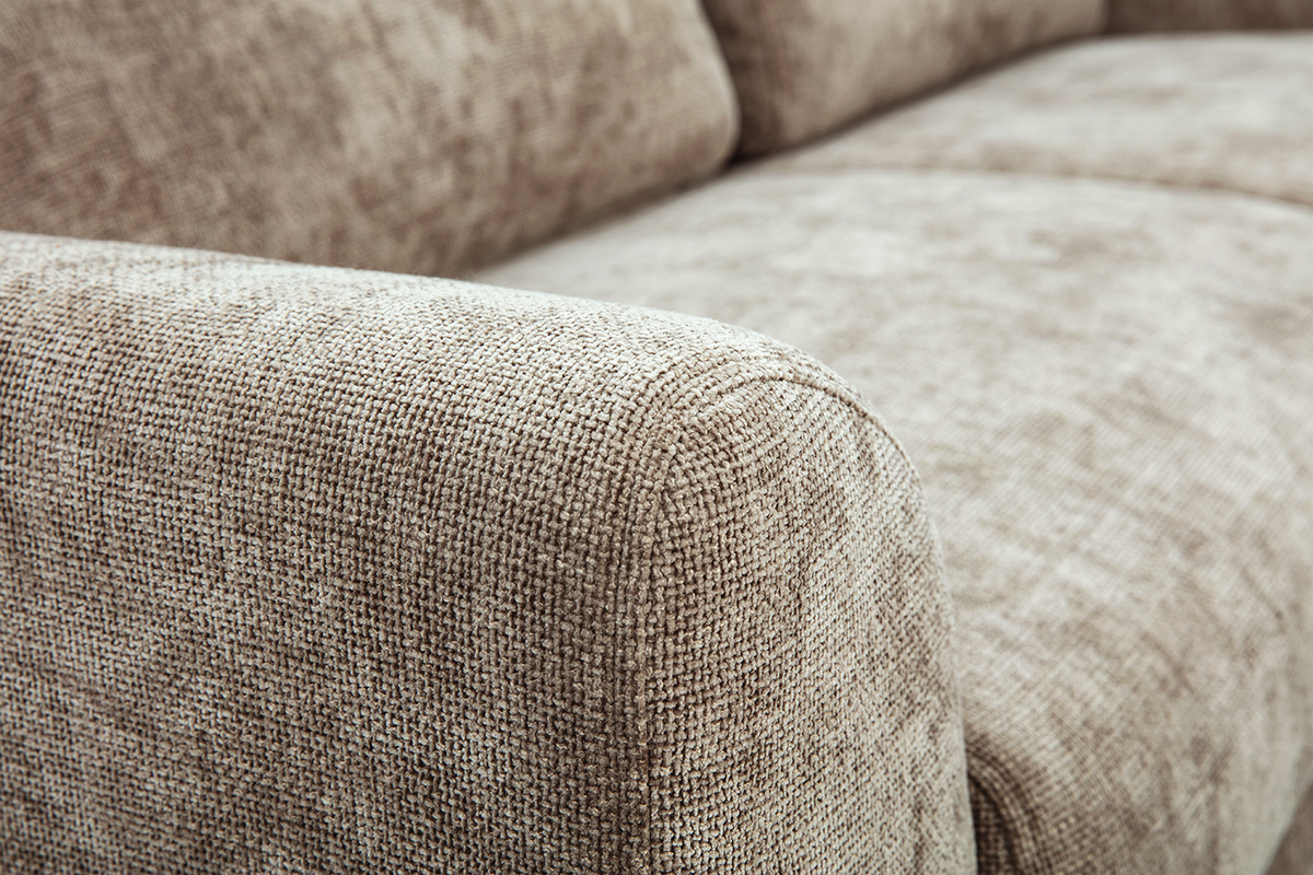 Nahaufnahme der Armlehne eines 3-Sitzer-Sofas in strukturiertem Samteffekt-Stoff in Taupe.