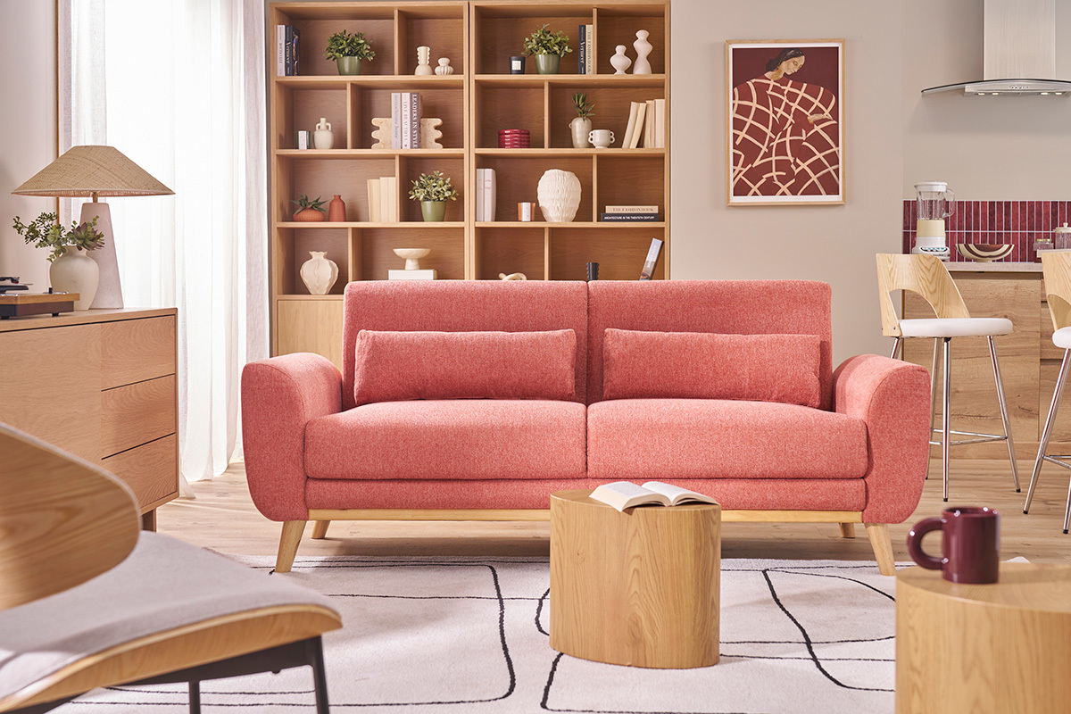 Skandinavisches Dreisitzer-Sofa und zylindrischer Holztisch in einem modernen Wohnzimmer.