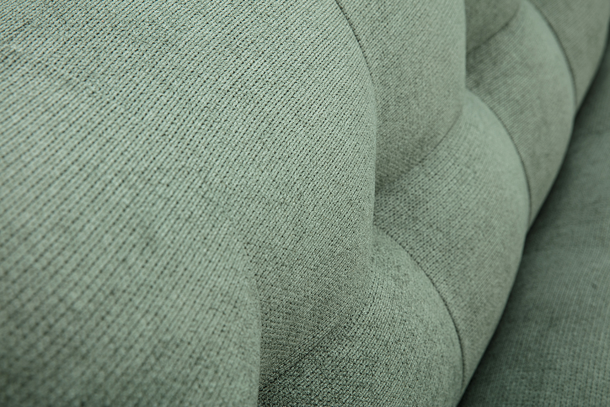 Nahaufnahme des khakigr�nen Chenille-Stoffs des YUMI Sofas.