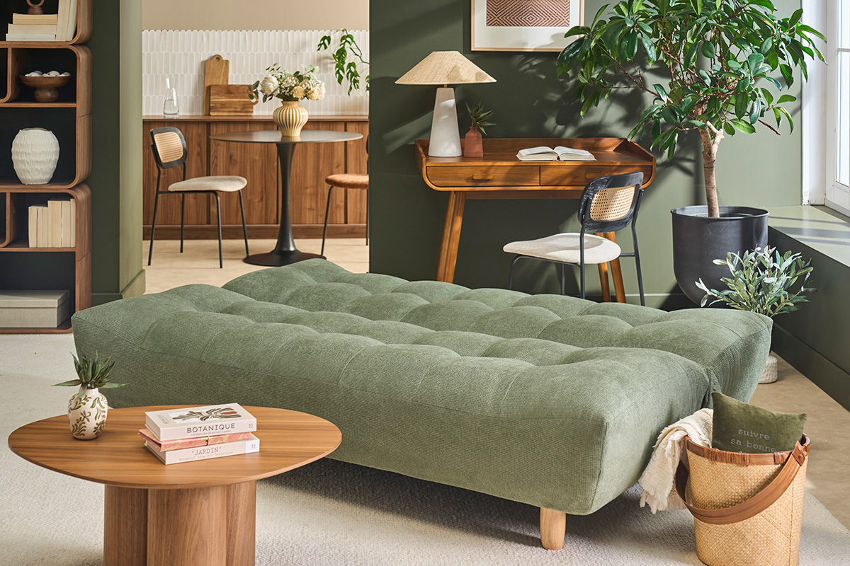 Skandinavisches 3-Sitzer-Sofa mit Schlaffunktion in Khakigr�nem Chenille-Stoff und hellem Holz YUMI