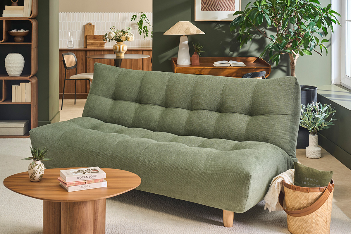 Skandinavisches 3-Sitzer-Sofa mit Schlaffunktion in Khakigr�nem Chenille-Stoff und hellem Holz YUMI