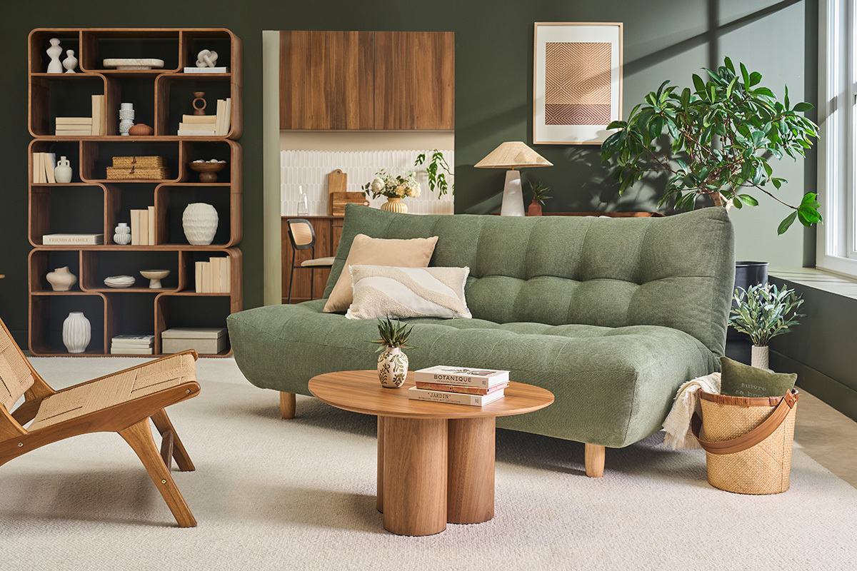 Skandinavisches 3-Sitzer-Sofa mit Schlaffunktion in Khakigr�nem Chenille-Stoff und hellem Holz YUMI
