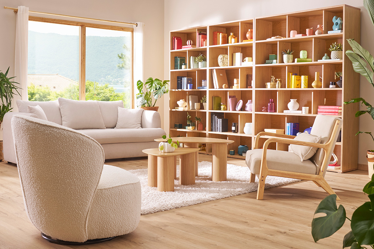 Skandinavisches B�cherregal aus dunklem Holz mit farbigen Objekten, Gesamtansicht eines modernen Wohnzimmers.