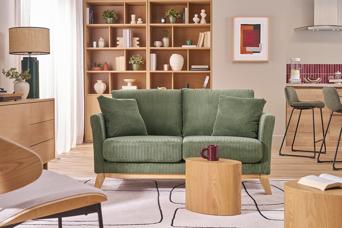 Skandinavisches Schlafsofa f�r 2 Personen in samtigem Rippenvelours in Khakigr�n und hellem Holz OSLO