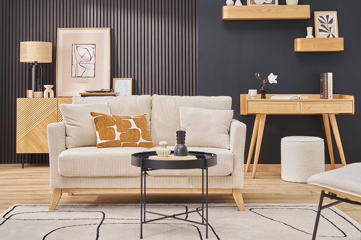 Skandinavisches Zweisitzer-Sofa mit hellen Kissen, Frontansicht in einem Wohnzimmer.