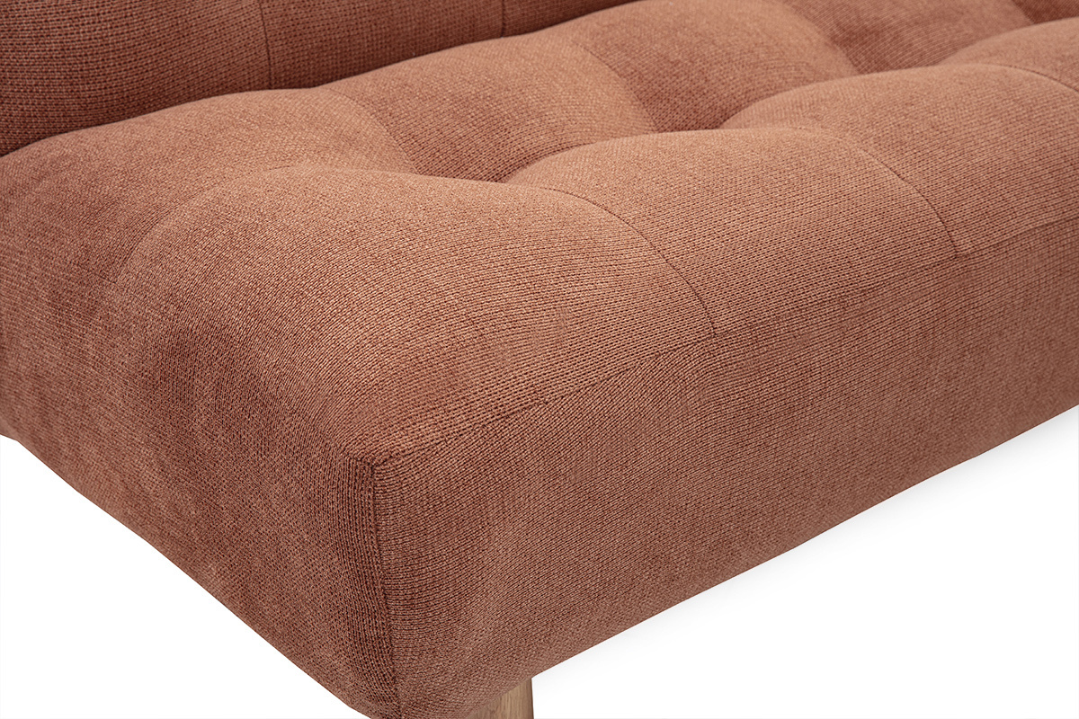 Detail des Chenille-Stoffs in verbrannter Erde des YUMI-Sofas mit hellen Holzbeinen.