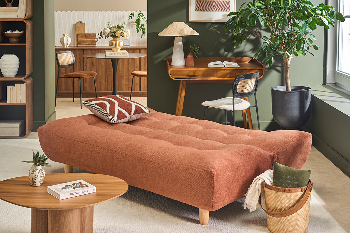 Skandinavisches Schlafsofa f�r 3 Personen aus Chenille-Stoff in verbrannter Erde und hellem Holz YUMI