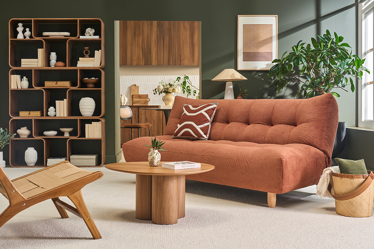 Skandinavisches Schlafsofa f�r 3 Personen aus Chenille-Stoff in verbrannter Erde und hellem Holz YUMI