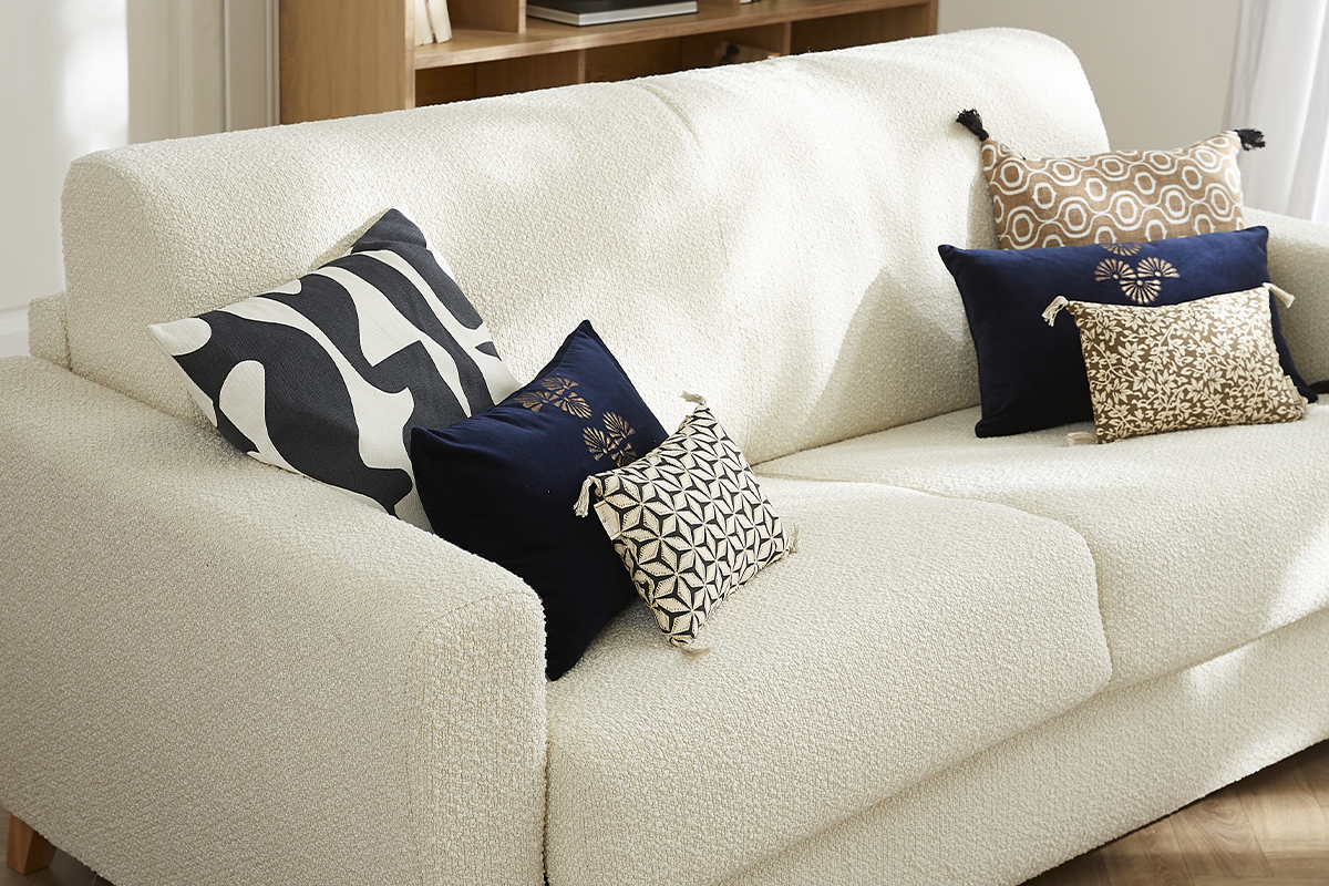 Skandinavisches Schlafsofa mit Boucl-Wolleffekt in Ecru mit Matratze B140 cm D12 cm GRAHAM