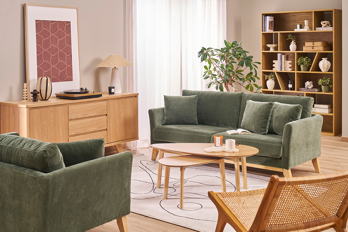 Skandinavisches Buffet aus hellem Holz mit zwei T�ren und drei Schubladen in einem Wohnzimmer mit gr�nem Sofa und Couchtisch.