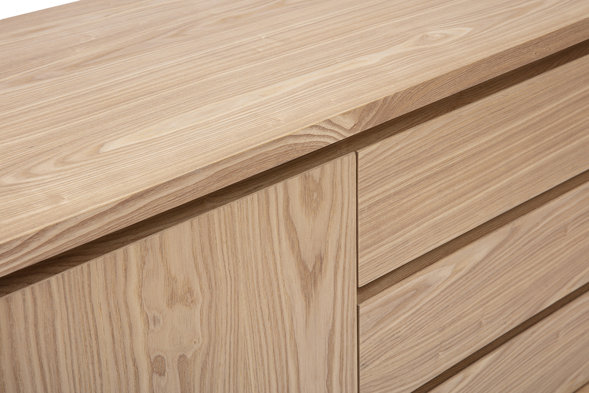 Skandinavisches Sideboard aus hellem Holz, Draufsicht, mit sichtbaren Details der T�ren und Schubladen.