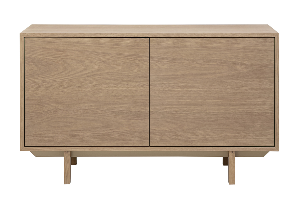 Skandinavisches Sideboard aus hellem Holz mit zwei T�ren, Vorderansicht, auf Beinen aus Massivholz.