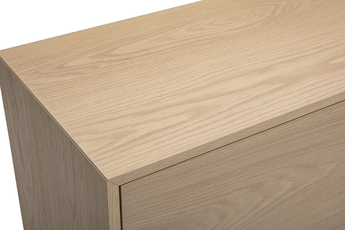 Draufsicht auf das skandinavische Sideboard aus hellem Holz, die seine glatte Oberfl�che und seine klaren Kanten zeigt.