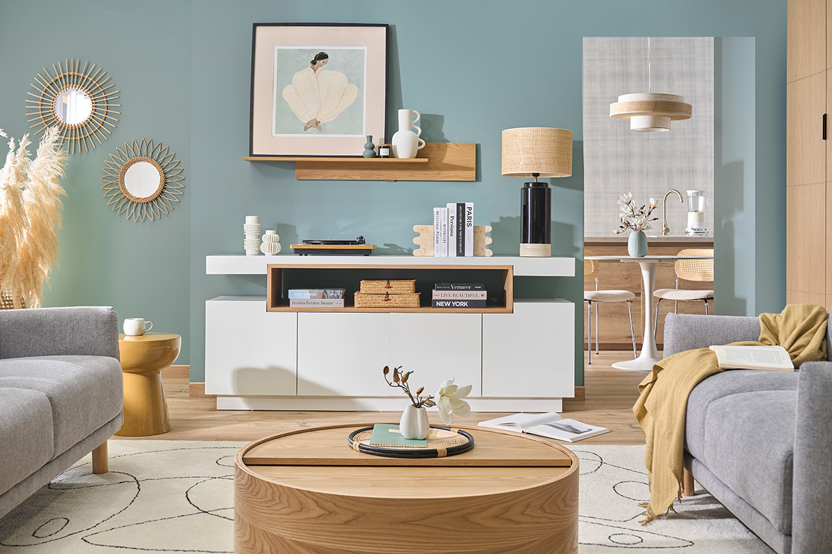 Wei�er hochgl�nzender skandinavischer Sideboard aus Holz mit 4 T�ren, Gesamtansicht in modernem Innenraum.