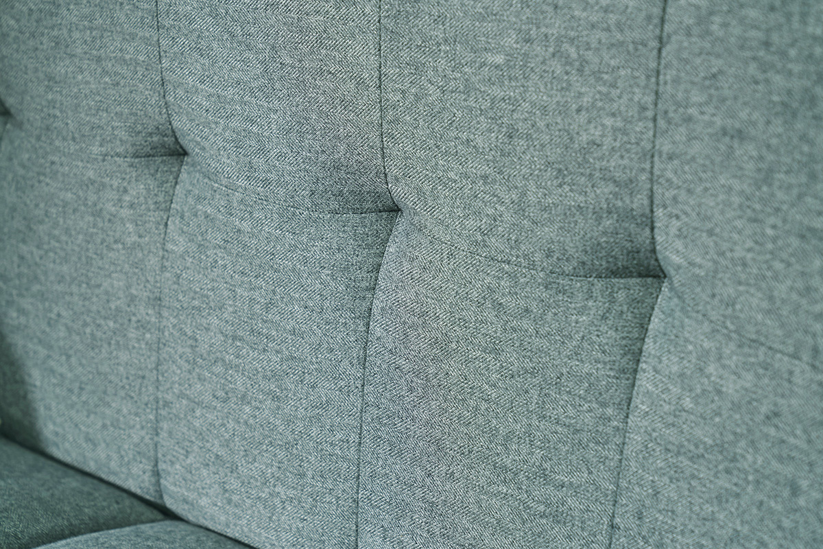Nahaufnahme der gepolsterten R�ckenlehne des Sofas in Graugr�n.