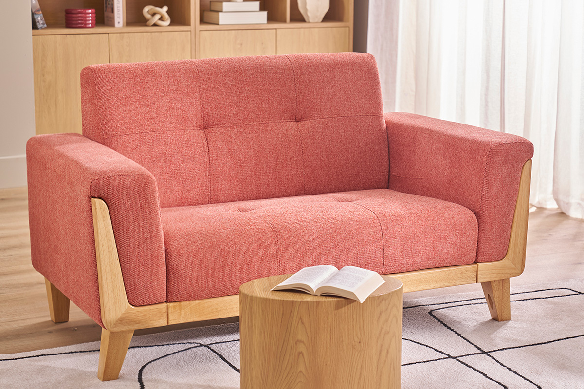 Skandinavisches 2-Sitzer Sofa in Terrakotta-Farbe aus Stoff und hellem Holz, Frontansicht.