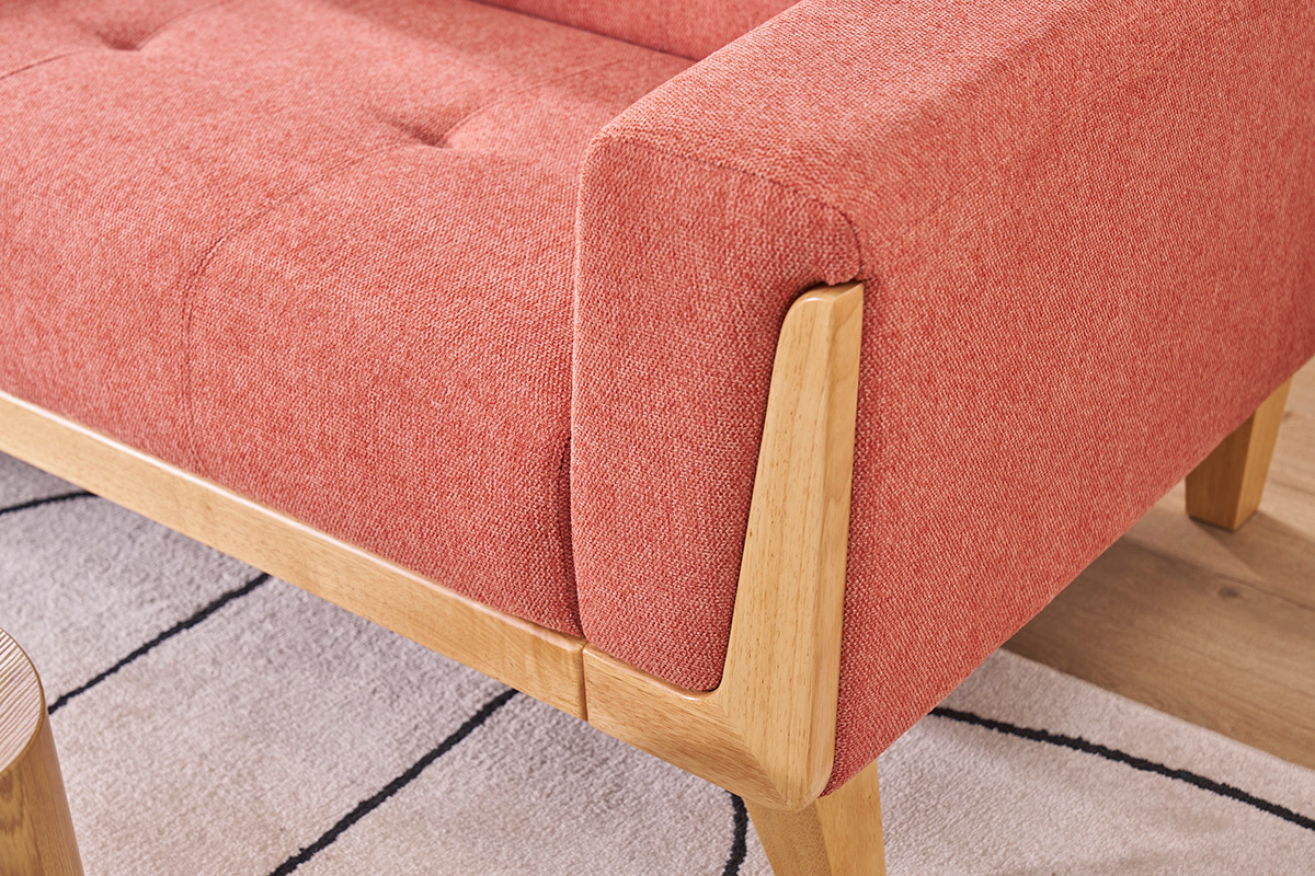 Nahaufnahme von Armlehne und heller Holzstruktur des terrakottafarbenen Sofas.