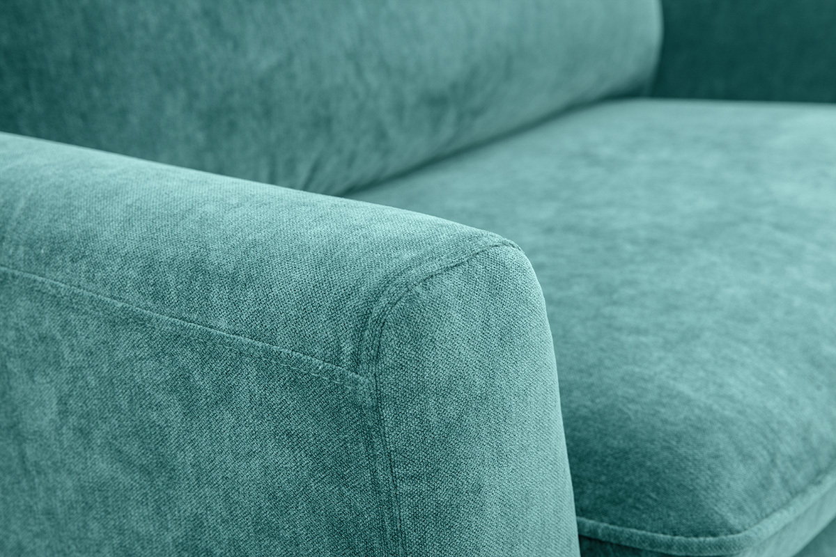 Nahaufnahme eines Sofas mit blauem Samteffekt-Stoff.